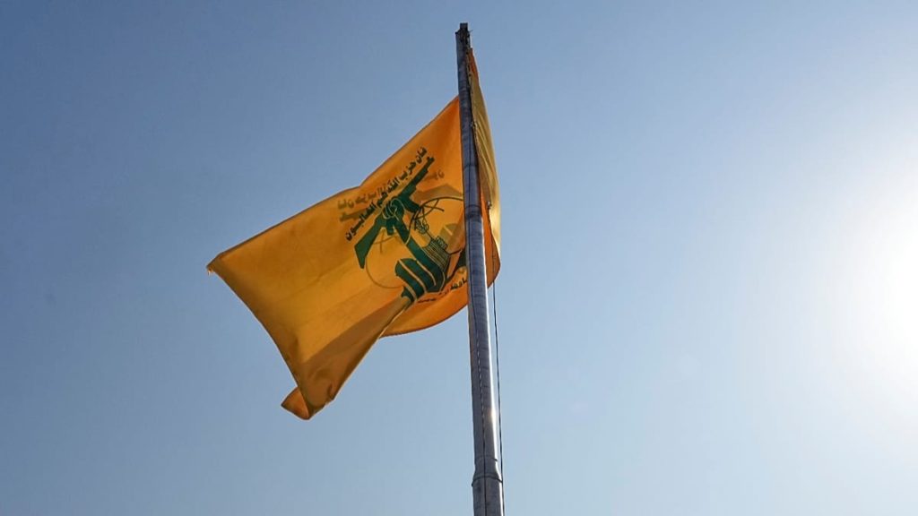 أنباء متضاربة عن مذكرتي إحضار بحق مسؤولين في حزب الله.. ما مستجدات قضية المتفجرات في لبنان؟