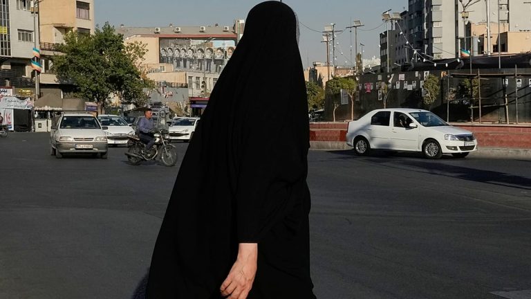إيران تحت الحصار والانكماش يضرب اقتصادها.. ما الذي تخطط له طهران لمواجهة واشنطن؟