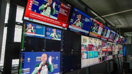 فيديو. شرطة تركيا تداهم قناة هالك تي في في اسطنبول وتثير غضبا بشأن حرية الإعلام