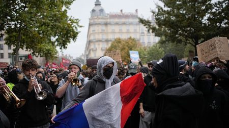 فيديو. متظاهرون يقتحمون مقر بلدية مرسيليا ويشتبكون مع الشرطة في فرنسا