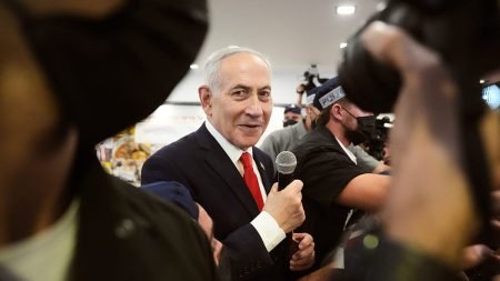 قبيل الانتخابات.. نتنياهو ينشر صورة لانفجار نووي في تل أبيب ويثير غضب المعارضة