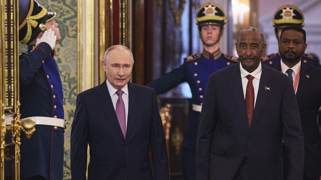البرهان يضع ثروات السودان وموانئه على طاولة بوتين.. هل تنجح موسكو بتغيير موازين القوى بالمنطقة؟