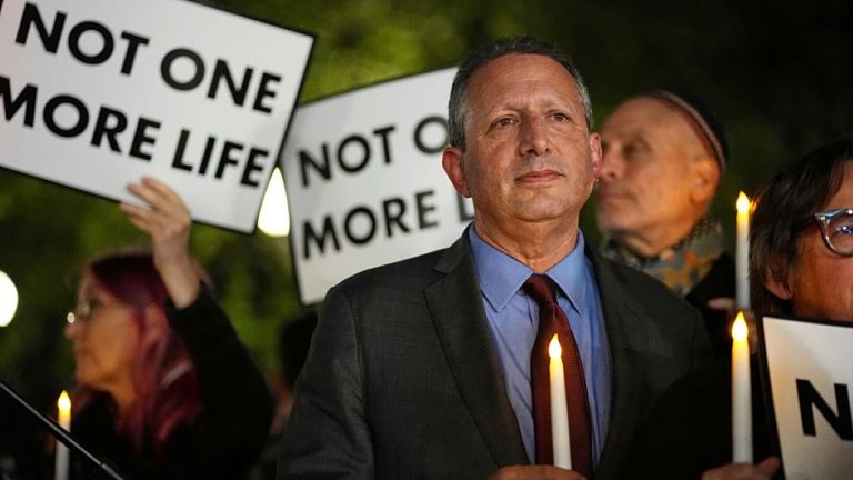 الجيش الإسرائيلي يحتجز مرشحًا ديمقراطيًا للكونغرس وعشرات المتطوعين خلال قطف الزيتون بالضفة الغربية