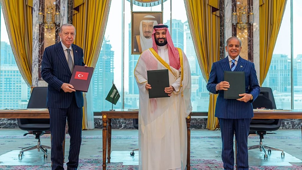 تركيا تحدد دعمها العسكري للسعودية بوجه الحوثيين.. ما مدى انخراط أنقرة في “حلف مكة”؟