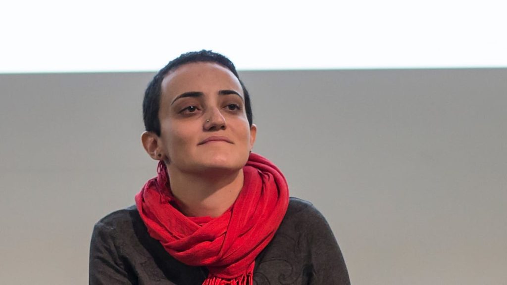 السلطات المصرية تقرر إغلاق موقع “مدى مصر” واحتجاز رئيسة تحريره لينا عطالله