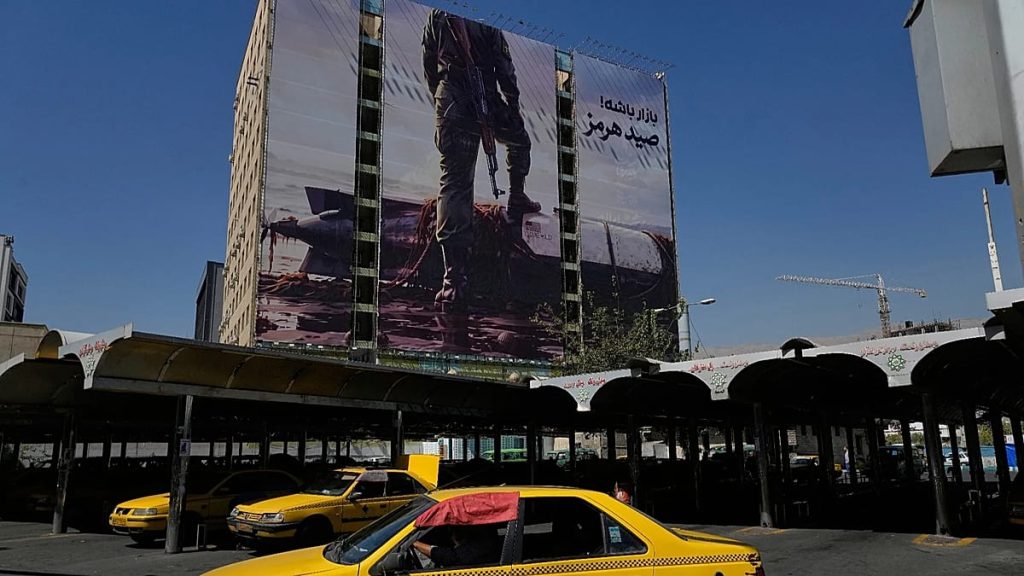 طهران تتمسك بالسيطرة على مضيق هرمز وتتوعد بردود واسعة في حال استهداف بنيتها التحتية