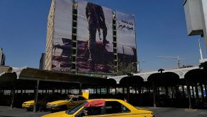 طهران تتمسك بالسيطرة على مضيق هرمز وتتوعد بردود واسعة في حال استهداف بنيتها التحتية