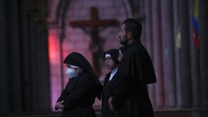 الإكوادور: وفاة كاهن بعد سقوط صليب عليه وهو يؤدي القداس على الهواء مباشرة
