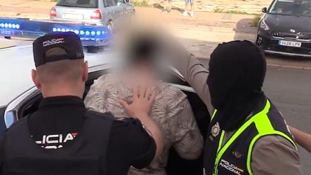 مكالمات مفبركة وهويات مسروقة.. إسبانيا تعتقل شابين بسبب تهديدات كاذبة بتفجير مطارات