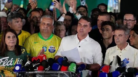 البرازيل تستدعي ممثلة الأرجنتين على خلفية فرار فلافيو بولسونارو