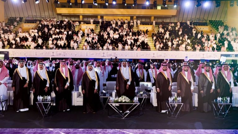 معهد الإدارة العامة يحتفي بتخريج 1,055 خريجًا وخريجة في الرياض برعاية وزير الموارد البشرية