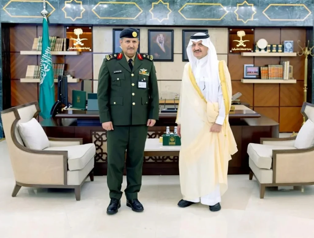 أمير الشرقية يقلّد الأحمري رتبته الجديدة – أخبار السعودية