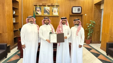 أمير عسير يكرّم الشهراني – أخبار السعودية