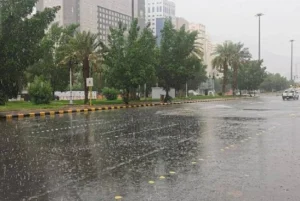 أمطار غزيرة في مكة المكرمة: الأرصاد تحذر الجموم وبحرة