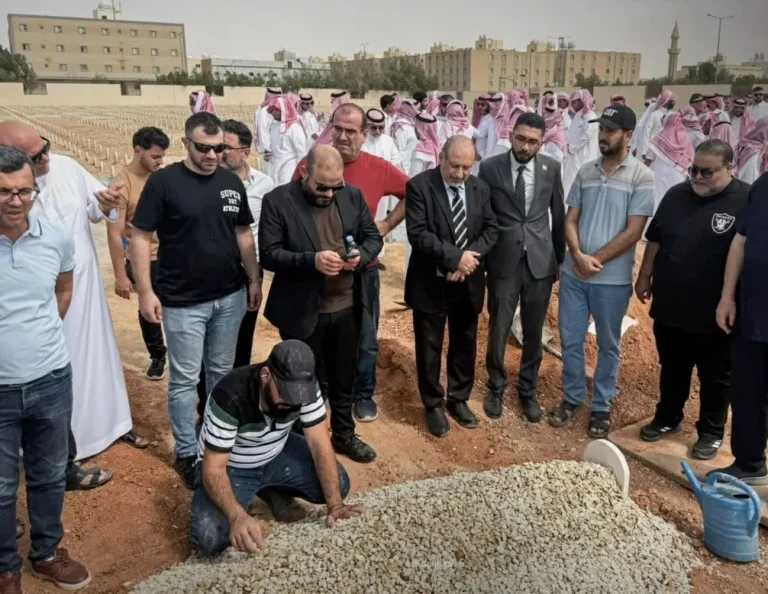 تركي آل الشيخ يحتضن أطفالاً أيتاماً إثر اعتداء حوثي