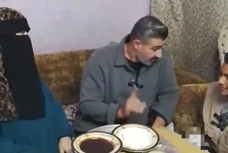 الفنان ياسر جلال يحقق أمنية طفل بائع بلاستيك في القاهرة