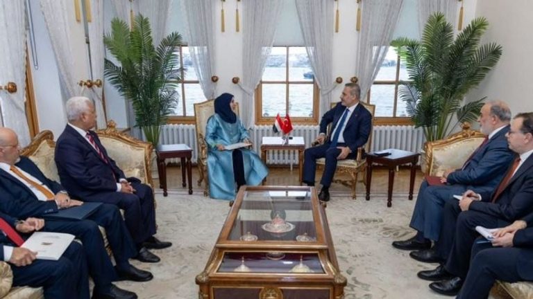وزيرة الخارجية اليمنية تبحث مع نظيرها التركي تعزيز العلاقات الثنائية وتطورات الأوضاع في اليمن والمنطقة