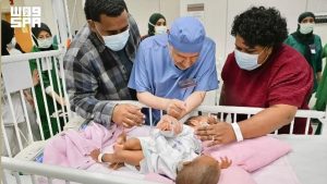 إنفاذًا لتوجيهات خادم الحرمين وولي العهد.. بدء عملية فصل التوأم الملتصق الفيجي "جسبيلي وديسيسيا"