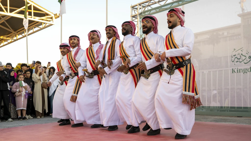 من السامر إلى الخطوة العسيرية.. الفنون السعودية تشعل حماس الجزائريين – أخبار السعودية