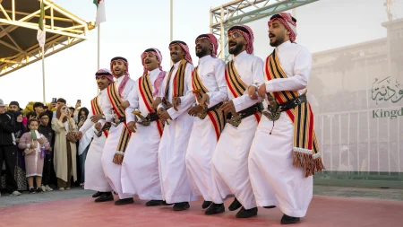 من السامر إلى الخطوة العسيرية.. الفنون السعودية تشعل حماس الجزائريين – أخبار السعودية